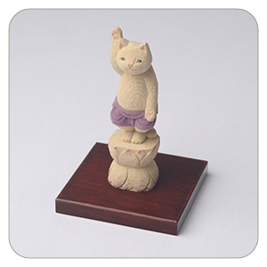 木彫りの誕生釈迦猫　袈裟を着た猫仏さま　菖蒲色